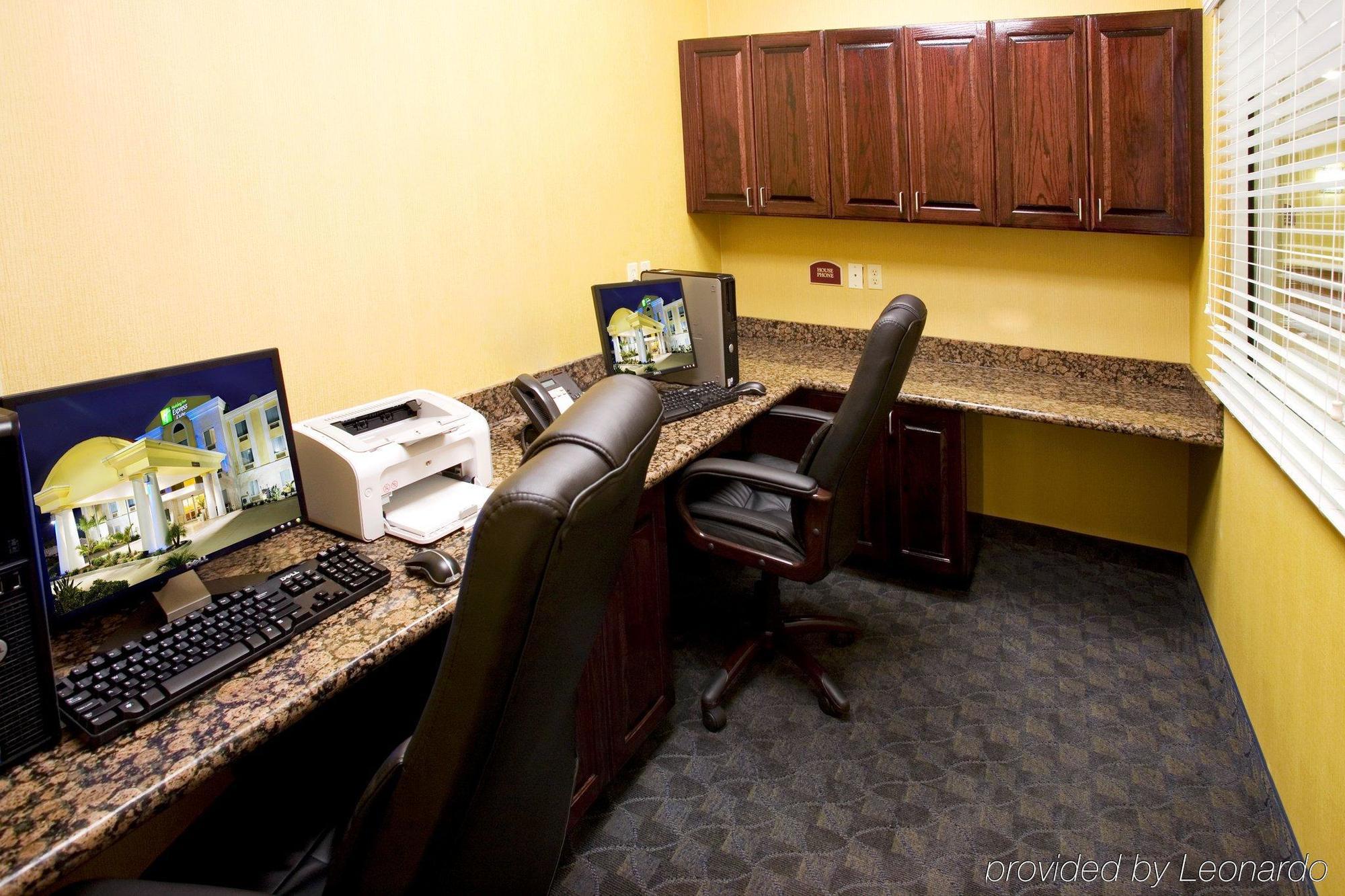 Holiday Inn Express Hotel And Suites Falfurrias Einrichtungen foto