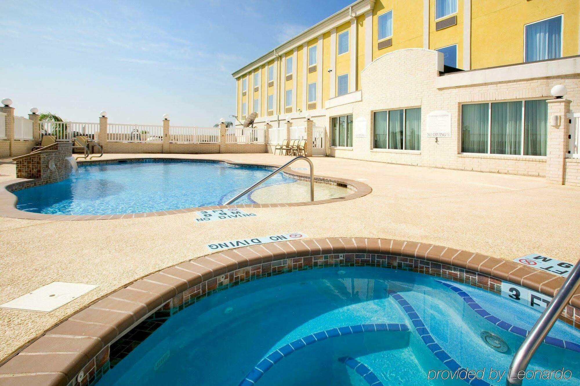 Holiday Inn Express Hotel And Suites Falfurrias Exterior foto